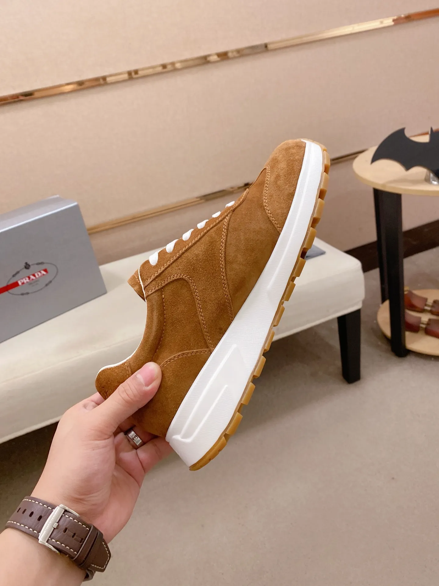Men's shoes 💰 580💰 ✔️✔️✔️High version High-quality new PRADA counters are launched simultaneously. The new men's shoes and 😘fabric are selected suede cowhide and are made by pure handicrafts. Lining: Full cowhide lining. 👍🏿 High-end ☄️ air-cushion molded anti-slip rubber outsole, exquisite lines, simple and elegant, comfortable and high-end for leisure travel. Code number: 38 to 44